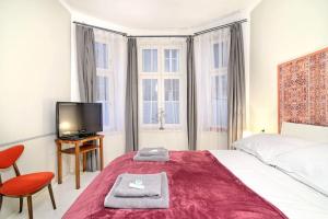 een slaapkamer met een groot bed en een rode deken bij Luxury Retro Apartment, City Center, WiFi in Krakau