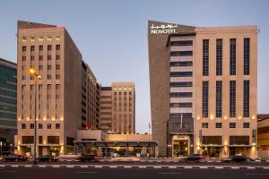 Novotel Deira Creekside Dubai في دبي: اطلاله على مدينه مع فندق