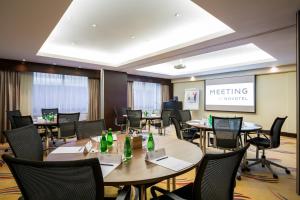 uma sala de reuniões com mesas e cadeiras com garrafas em Novotel Deira Creekside Dubai em Dubai