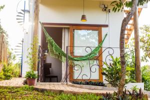 uma porta da frente de uma casa com plantas em Vilarejo Guesthouse - Silêncio e Aconchego em Alto Paraíso de Goiás