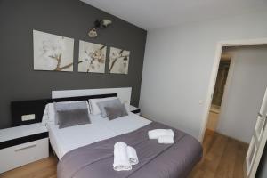 1 dormitorio con 1 cama con 2 toallas en DIFFERENTFLATS Altair, en Salou