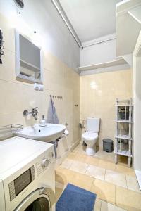 een badkamer met een wastafel en een wasmachine bij Luxury Retro Apartment, City Center, WiFi in Krakau