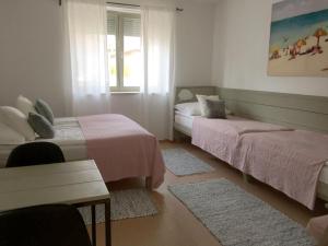 Postel nebo postele na pokoji v ubytování Szélrózsa apartmanház