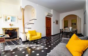 un soggiorno con divano e tavolo di Royal by PortofinoHomes a Portofino