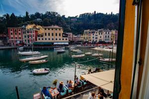 vista su un porto con barche in acqua di Royal by PortofinoHomes a Portofino