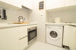 Kuchyň nebo kuchyňský kout v ubytování Royal by PortofinoHomes