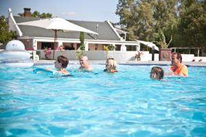 un grupo de personas en una piscina en Lady Loch Country House, en Wellington