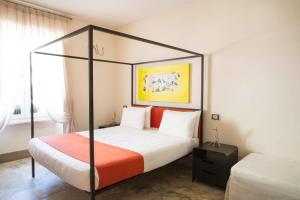 1 dormitorio con cama con dosel y manta naranja en Residenze Argileto, en Roma