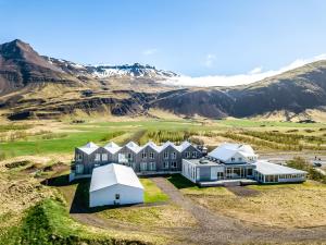 霍芬Fosshotel Vatnajökull的以群山为背景的房屋鸟瞰图