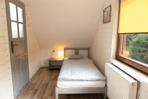 Tempat tidur dalam kamar di Domki letniskowe i całoroczne w Kopalinie