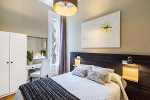 1 dormitorio con 1 cama grande y escritorio en El Born Guest House by Casa Consell, en Barcelona