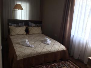 een slaapkamer met een bed met handdoeken erop bij Four Seasons Apartment in Sighnaghi