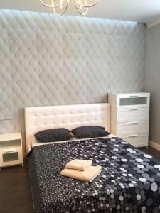 ウファにあるПушкинская,45к2のベッドルーム1室(ベッド1台、タオル2枚付)