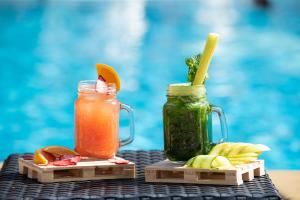 una bebida y fruta en una mesa junto a la piscina en GF Fañabe, en Adeje