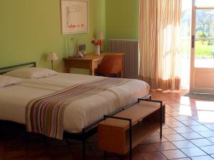 Кровать или кровати в номере Hotel Le Moulin du Château