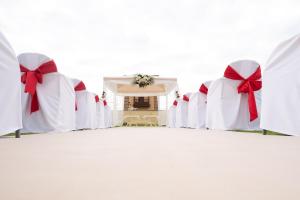 une rangée de chaises blanches avec des archets rouges dans l'établissement GF Isabel, à Adeje