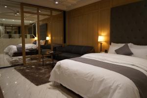 una camera d'albergo con letto e divano di Astro Hotel a Yongin