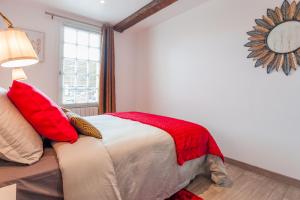 Ένα ή περισσότερα κρεβάτια σε δωμάτιο στο Le Quai amiénois - Nid douillet moderne face à la Cathédrale