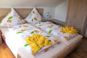 Postel nebo postele na pokoji v ubytování Ferienwohnung Zürn