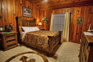 Katil atau katil-katil dalam bilik di Live Oak B&B