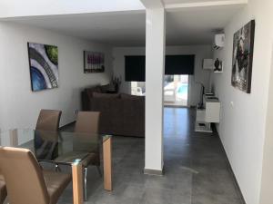 - un salon avec une table en verre et un canapé dans l'établissement Casa Mercedes, à Playa Blanca