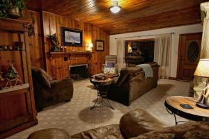 ein Wohnzimmer mit Möbeln und einem Kamin in der Unterkunft Live Oak B&B in Glen Rose