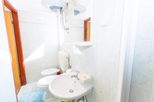 Vannituba majutusasutuses Beautiful Rustical Apt Ana in the Heart of Rovinj