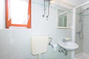 Vannituba majutusasutuses Beautiful Rustical Apt Ana in the Heart of Rovinj
