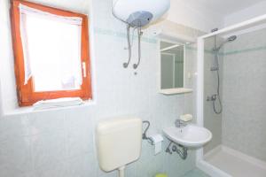 Vannituba majutusasutuses Beautiful Rustical Apt Ana in the Heart of Rovinj