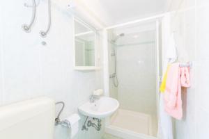 Vannituba majutusasutuses Beautiful Rustical Apt Ana in the Heart of Rovinj