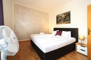 Łóżko lub łóżka w pokoju w obiekcie City Apartments Mozart