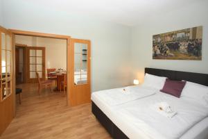 Łóżko lub łóżka w pokoju w obiekcie City Apartments Mozart