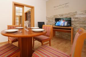 Telewizja i/lub zestaw kina domowego w obiekcie City Apartments Mozart