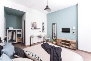 ein Wohnzimmer mit einem Bett und einem TV in der Unterkunft ilbricco in Neapel