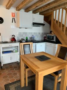 Een keuken of kitchenette bij Apple & Cherry Tree cottages