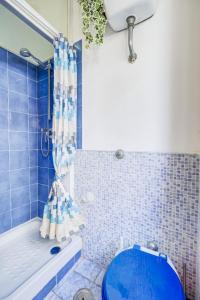 ガエータにあるIl Sole di Serapoの青いバスルーム(青いトイレ、バスタブ付)
