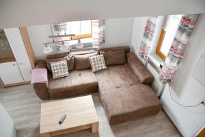 sala de estar con sofá marrón y mesa en Landgasthof Benjamin en Treffelstein