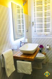 un baño con lavabo e inodoro en Sa Domu de Ajaja Apartments, en Cagliari