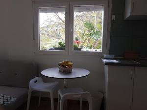 een tafel met een kom bananen voor een raam bij Apartamento rural en Santa Cruz de Tenerife in Los Campitos