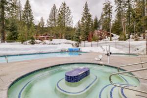 ein Schwimmbad im Schnee mit Bäumen im Hintergrund in der Unterkunft Granlibakken Elegance in Tahoe City
