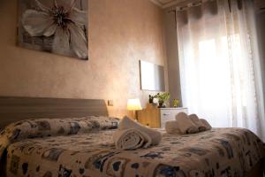 um quarto com 2 camas e toalhas em Peter's House em Letojanni