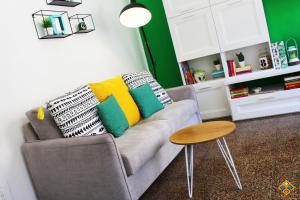 una sala de estar con un sofá y una mesa en Sa Domu de Ajaja Apartments, en Cagliari 68 fotos más
