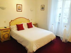 Un pat sau paturi într-o cameră la Les Colonnes
