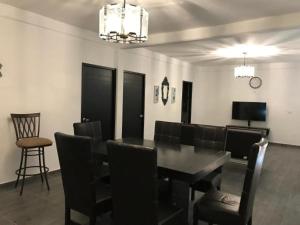 comedor con mesa negra y sillas en Apartamento&Habitación Galeana, en Ciudad Valles