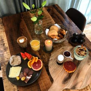 einem Holztisch mit einem Teller Essen drauf in der Unterkunft Hotel Løkken Strand in Løkken