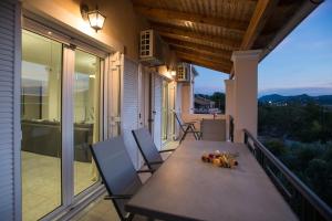 Un balcon sau o terasă la Corfu City Design Residence