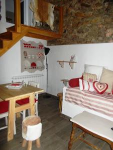 - une chambre avec un lit, une table et un bureau dans l'établissement Casas de Campo de Vale de Junco, à Envendos