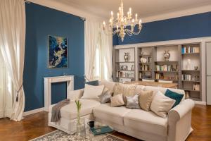 A seating area at Daplace - Renzo Apartment