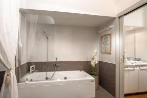 A bathroom at Daplace - Renzo Apartment