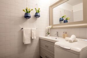 A bathroom at Daplace - Renzo Apartment
